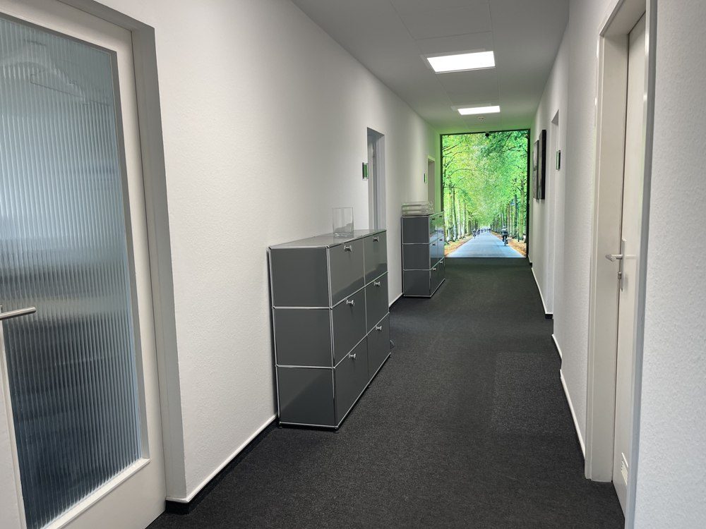 Flur im 4. Obergeschoss mit USM-Haller-Schränken