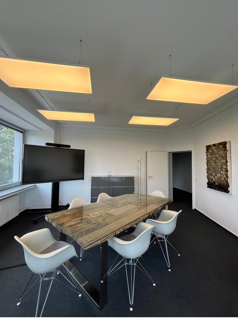 Konferenzraum mit Vitra-Eames-Bestuhlung und Samsung Flip